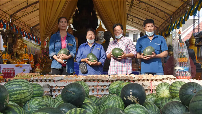ชาวบ้านถือแตงโม